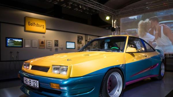 Eigentlich ist der Manta ja ein Rochen, jener Vertreter der Knorpelfische, der mit unvergleichlicher, geradezu schwereloser Eleganz durchs Wasser gleitet. Mit Eleganz hat das Image, das dem Opel Manta wie eine Klette anhaftet, jedoch eher wenig zu tun. In unzähligen Manta-Witzen wird den Besitzern des Rüsselsheimer Sportcoupés Dummheit und Primitivität unterstellt. Der Film "Manta, Manta" mit Til Schweiger tat ein Übriges, um das Negativ-Image der Baureihe zu festigen. Heute ist der Opel Manta dennoch Kult.