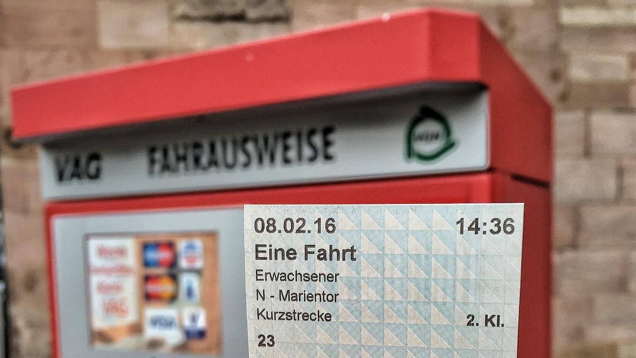 Wer Werbung schaut, der bekommt nach dem sogenannten Düsseldorfer Modell zwar kein Ticket aus Papier, aber eine Berechtigung in Form eines E-Tickets. Wer Werbung schaut, der bekommt nach dem sogenannten Düsseldorfer Modell zwar kein Ticket aus Papier, aber eine Berechtigung in Form eines E-Tickets.