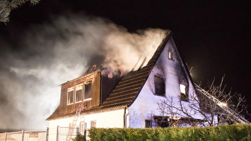 Wohnhaus bei Burgthann brennt nach Blitzeinschlag lichterloh