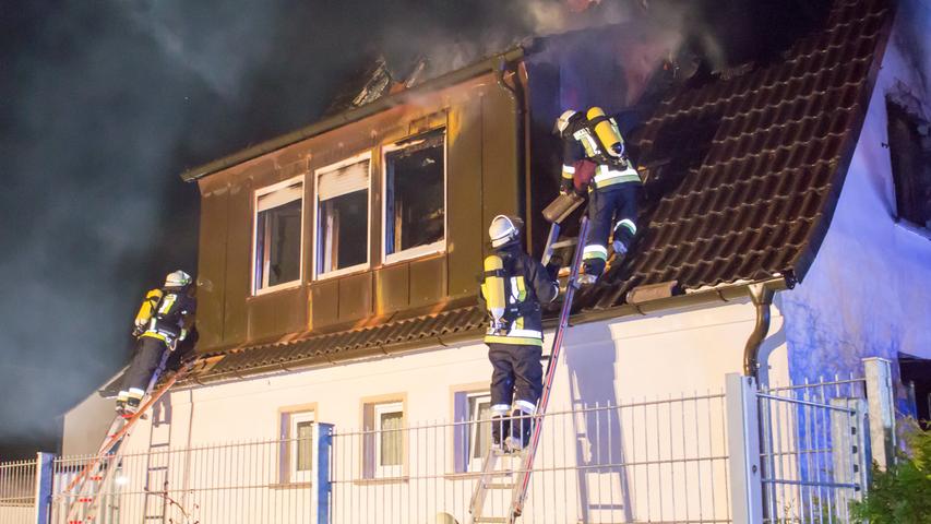 Wohnhaus bei Burgthann brennt nach Blitzeinschlag lichterloh