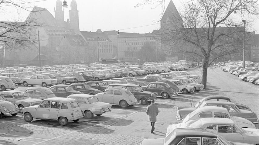 Auf der Insel Schütt gab es noch wenige Lücken. Hier geht es zum Artikel vom 11. März 1967: Es gibt Platz für viele Autos