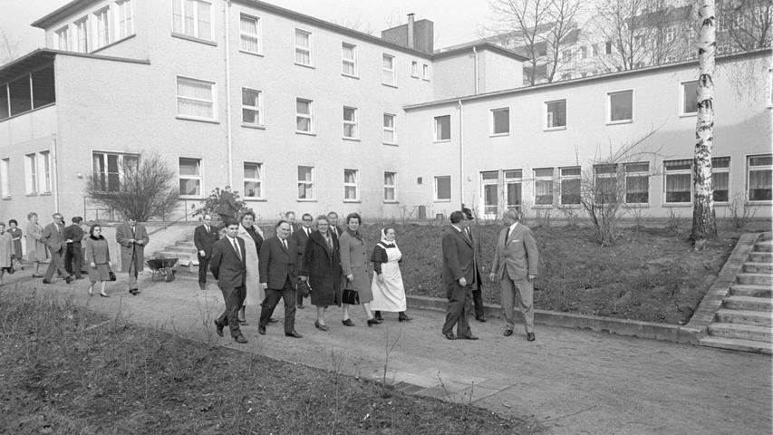 Aus einem Sanatorium, in dem 40 Jahre lang Tbc-Kranke gepflegt wurden, ist ein Heim für gefährdete Frauen entstanden – weit draußen in Schniegling, umgeben von einem prächtigen Park. Hier geht es zum Artikel vom 12. März 1967: Heim für "Zugvögel".