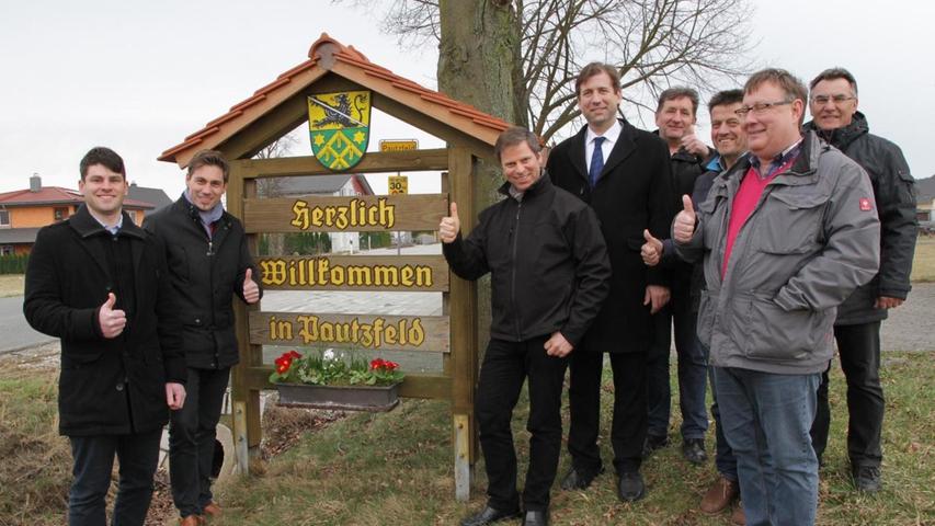 Hier war noch alles harmonisch: Landrat Ulm, Pfarrer Steffel, Bürgermeister Gunselmann, Hans Schilling (2. v. re.), die Gemeinderäte Markus Düsel (li.) und Thomas Bauer (4. v. re.) sowie Vertreter der Dorfgemeinschaft.