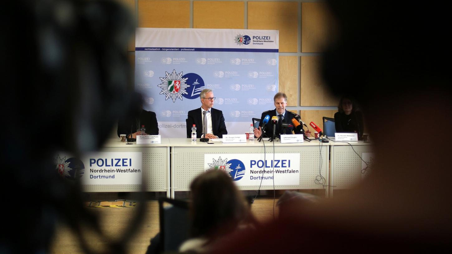 Auf einer Pressekonferenz in Dortmund gab die Polizei weitere Details zu den Mordfällen in Herne bekannt.