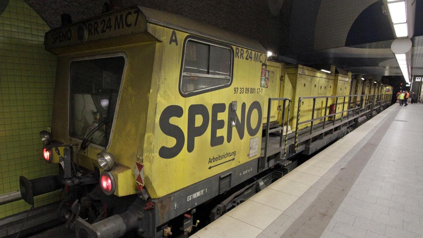 Ab Sonntag wird es laut und staubig im Nürnberger Untergrund: Der Spenozug sorgt bis zum 31 März dafür, dass die Gleise gewartet werden.