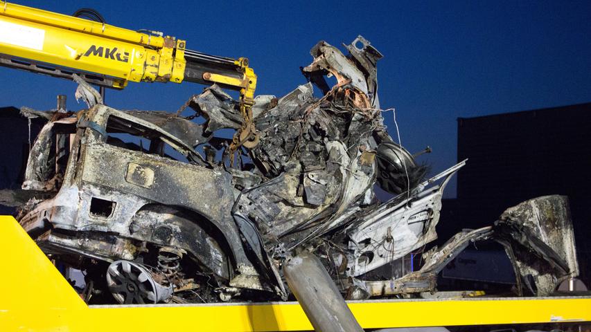 Drei Tote in Obertraubling: Auto prallt gegen Lampenmast