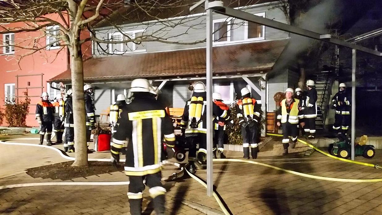 Am frühen Sonntagmorgen brannte es gleich zweimal in einem Gästehaus in Wettelsheim. Fünf dort wohnende Arbeiter wurden leicht verletzt. Am frühen Sonntagmorgen brannte es gleich zweimal in einem Gästehaus in Wettelsheim. Fünf dort wohnende Arbeiter wurden leicht verletzt.