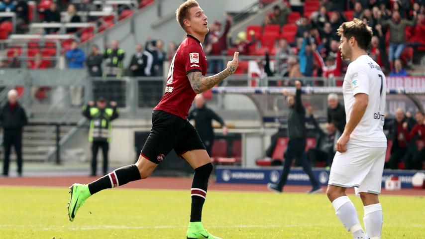 Erst im Sommer 2020 hat Ondrej Petrak den Club verlassen, zuvor ist er mit dem FCN durch Dick und Dünn gegangen. In der zweiten Saisonhälfte 2013/14 war Petrak der Lichtblick der oft wackligen Abwehr des späteren Absteigers. Besonders wertvoll für den Club wurde der oft nur Sicherheitsbälle spielende Sicherheitsbeauftragte, der zuletzt als dienstältester FCN-Profi firmierte, wenn er sein Phlegma ablegte. Wenn er bei gleichbleibend hoher Passquote Dynamik, Durchschlagskraft und Geradlinigkeit gegen und mit dem Ball entwickelte. Etwas, was ein überragender Petrak einst bei der U21-EM etwa auch gegen Joshua Kimmich auf den Platz brachte. Oder in der Aufstiegssaison, als er im Finish einer formidablen Spielzeit zur Stütze des von Michael Köllner angeleiteten FCN wurde - und entsprechend aufgerückt im April 2018 den Ball ins rechte Eck des Braunschweiger Kastens beförderte. Erst im Sommer 2020 hat Ondrej Petrak den Club verlassen, zuvor ist er mit dem FCN durch Dick und Dünn gegangen. In der zweiten Saisonhälfte 2013/14 war Petrak der Lichtblick der oft wackligen Abwehr des späteren Absteigers. Besonders wertvoll für den Club wurde der oft nur Sicherheitsbälle spielende Sicherheitsbeauftragte, der zuletzt als dienstältester FCN-Profi firmierte, wenn er sein Phlegma ablegte. Wenn er bei gleichbleibend hoher Passquote Dynamik, Durchschlagskraft und Geradlinigkeit gegen und mit dem Ball entwickelte. Etwas, was ein überragender Petrak einst bei der U21-EM etwa auch gegen Joshua Kimmich auf den Platz brachte. Oder in der Aufstiegssaison, als er im Finish einer formidablen Spielzeit zur Stütze des von Michael Köllner angeleiteten FCN wurde - und entsprechend aufgerückt im April 2018 den Ball ins rechte Eck des Braunschweiger Kastens beförderte.