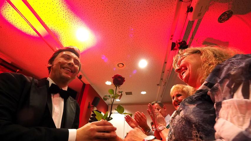 "Dunkelrote Rosen schenkt man schönen Fraun" aus der Operette 
 "Gasparone" nimmt Armin Stöckl zum Anlass, Zuhörerinnen aus dem Publikum Blumen zu verehren.