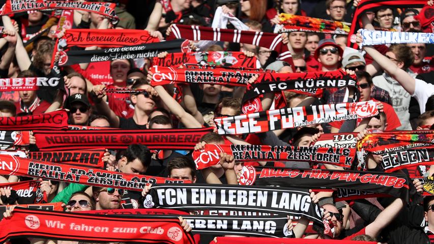 Auf den Rängen sind die Fans - immerhin 24.324 Zuschauer finden am Sonntag den Weg ins Nürnberger Stadionachteck - nun auch richtig in der Partie und wollen ihr Team zum Sieg singen.