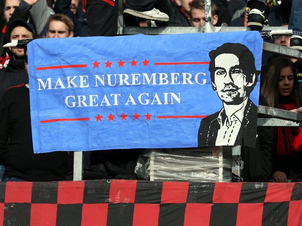 Ein Banner mit dem Konterfei von Michael Meeske und dem Slogan "Make Nuremberg Great Again".