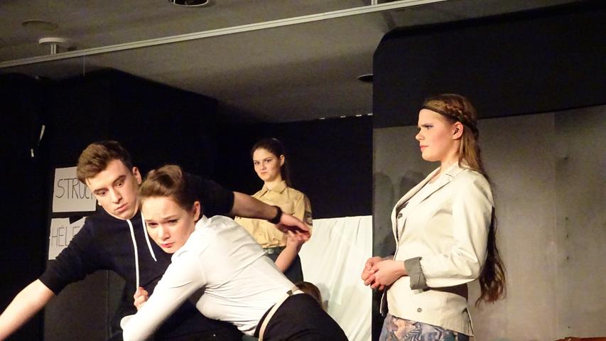 Mit viel Spielfreude und beeindruckenden schauspielerischen Leistungen bracht die Oberstufentheatergruppe des Gymnasiums Herzogenaurach das spannende  Kriminalstück "Die schwarze Lilie" auf die Bühne.