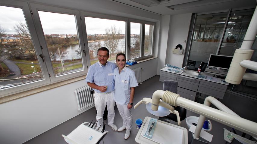 Bei diesem Ausblick wird der Besuch zum Zahnarzt doch fast zum Event: Zahnarzt Christian Lex steht zusammen mit Tochter Maria Lex in der gemeinsamen Praxis.
