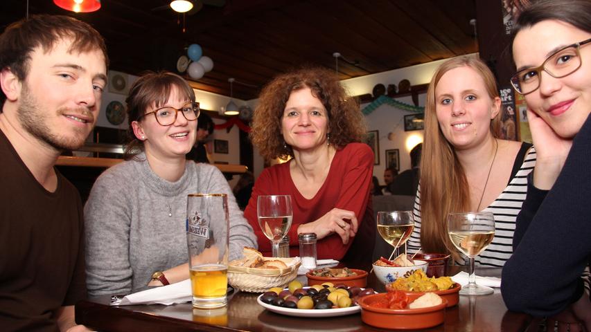 Bei Tapas und Wein fühlt man sich schnell wie in Sevilla oder Barcelona: Doch das La Soleá befindet sich im Herzen Bambergs, genauer gesagt in der Austraße 10. Gemütlich geht es zu bei lauter Musik und Tapas-Klassikern wie Garnelen mit Knoblauch oder Datteln mit Bacon. Wirtin Christina (mitte) betont: "Unsere Gäste lockt vor allem das Ambiente immer wieder zu uns". Unter der Woche öffnet die Tapas-Bar um 17 Uhr, am Wochenende um 12 Uhr. Bis 22 Uhr regiert der Genuss oder wie Lisa-Marie es ausdrückt: "Die Küche hier ist einfach super. Hier geht man gerne essen." Bei Tapas und Wein fühlt man sich schnell wie in Sevilla oder Barcelona: Doch das La Soleá befindet sich im Herzen Bambergs, genauer gesagt in der Austraße 10. Gemütlich geht es zu bei lauter Musik und Tapas-Klassikern wie Garnelen mit Knoblauch oder Datteln mit Bacon. Wirtin Christina (mitte) betont: "Unsere Gäste lockt vor allem das Ambiente immer wieder zu uns". Unter der Woche öffnet die Tapas-Bar um 17 Uhr, am Wochenende um 12 Uhr. Bis 22 Uhr regiert der Genuss oder wie Lisa-Marie es ausdrückt: "Die Küche hier ist einfach super. Hier geht man gerne essen."