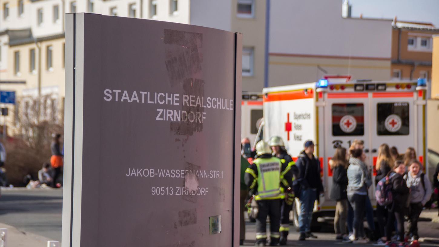 Seitdem sich das Reizgas im Schulhaus in Zirndorf am Montagmorgen verbreitet hat, klagen rund 70 Schüler über Beschwerden.