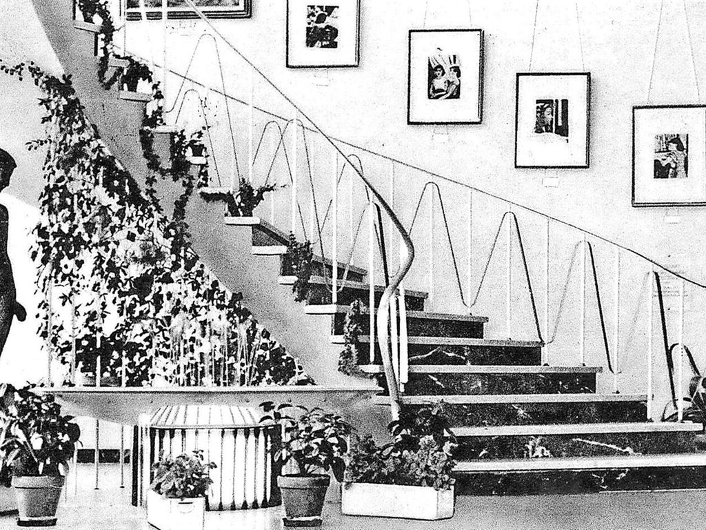 Im Treppenhaus der Universa fanden regelmäßig Kunstausstellungen statt, wie hier 1953.