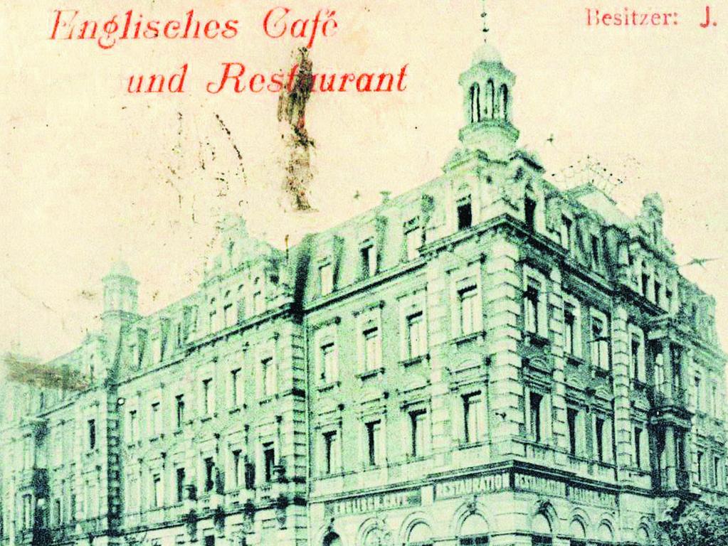 Weltstädtisches Flair verströmten die Fassaden und das „Englische Café“ im Anwesen Sulzbacher Straße 1, wie diese zwischen 1900 und 1905 gefertigte Aufnahme zeigt.
