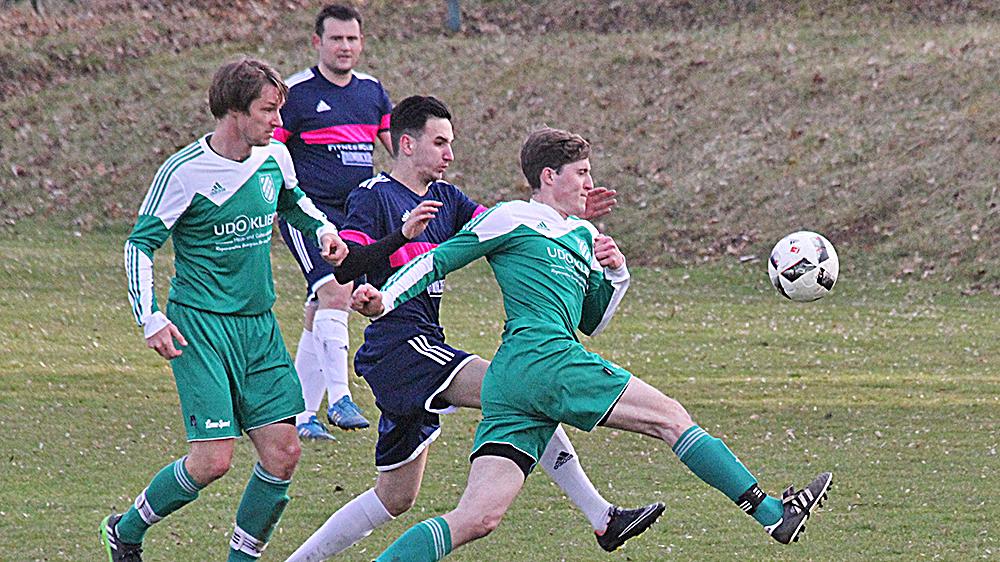 Derby und Spitzenspiel: Der SV Wettelsheim (in Grün) drehte einen 0:1-Rückstand gegen die SG Ramsberg/St. Veit und eroberte mit einem 2:1-Erfolg den ersten Tabellenplatz zurück. Derby und Spitzenspiel: Der SV Wettelsheim (in Grün) drehte einen 0:1-Rückstand gegen die SG Ramsberg/St. Veit und eroberte mit einem 2:1-Erfolg den ersten Tabellenplatz zurück.