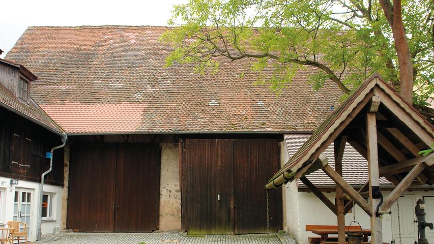 ...Eine Scheune in der Brauhofgasse 5 steht daher auf den Grundmauern des spätmittelalterlichen Refektoriums. Jahrhundertelang hatte der sensationelle Bestand in einem weitgehend ungestörten Zustand überdauert und wurde jetzt instand gesetzt. Auf Initiative des Privateigentümers wurde das Mauerwerk restauratorisch gereinigt, die Originalsubstanz gesichert, Fehlstellen saniert und alles für eine museale Präsentation vorbereitet.