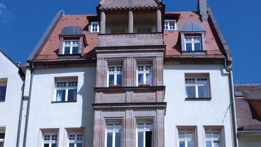 Innerhalb der Nürnberger Stadtmauer wurde 1909/10 in der Engelhardsgasse 27 ein viergeschossiges Mietshaus nach Plänen des Architekten Hans Müller (1864–1951) errichtet. Die symmetrisch gegliederte Straßenfassade mit geschossübergreifendem Erkeranbau ruht im Erdgeschoss auf einem mächtigen Sandsteinsockel mit zwei dominierenden Korbbogenfenstern. Eklektizistische Details wie etwa die beiden Bildnismedaillons am Erker und weitere Bauornamentik reflektieren noch den sog. „Nürnberger Stil“, eine lokalspezifische Sonderform des Historismus, der auf die Erhaltung des spezifischen Charakters der Altstadt zielte. Auch der über die Stadtmauer hinweg sichtbare, durch gotisierende Ziegelmauerwerksbögen gegliederte südliche Hausgiebel stützt diese Intention. Unter der heute vollflächig überputzten Rückfassade verbirgt sich jedoch eine damals neuartige Konstruktion eines Eisenfachwerks aus industriell vorgefertigten Eisenträgern mit Backsteingefachen. Bei der vollständigen Überarbeitung 2014/15 wurde auch das Rückgebäude einbezogen. Bei den Maßnahmen wurden unter anderem das Dachtragwerk und die Fassaden saniert. Die bauzeitliche Grundrissstruktur sowie alle im Inneren noch vorhandenen historischen Bauteile hat man erhalten und aufwändig restauriert. In die ehemaligen Toilettenräume, die wie in Mietshäusern der Zeit allgemein üblich, als Außenklosetts im Hausflur angelegt waren, wurde ein Aufzug eingebaut. Brandspuren im Holzboden des Treppenhauses verweisen heute noch auf den Zweiten Weltkrieg, bei dem das Gebäude schwer beschädigt wurde. Diesen bewussten Umgang des Eigentümers mit der Vergangenheit lobt der Bezirk Mittelfranken besonders.