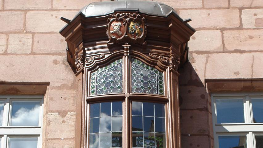 Wie allgemein typisch für die Nürnberger Altstadt, fallen im Straßenbild der Füll zahlreiche "Chörlein", Erkerausbauten im ersten Obergeschoss, auf. Das Chörlein am Gebäude mit der Hausnummer 8 allerdings ist eines der wenigen, die schon vor dem Zweiten Weltkrieg an seinem heutigen Standort befand - viele andere wurden als Bergunsgut von ihrem bauzeitlichen Ort an andere Stellen verbracht. Im ersten Stock des viergeschossigen Sandsteinquaderbaus ist das hölzerne Chörlein aus der Mittelachse heraus nach Osten versetzt. Die Entstehungszeit um 1780 spiegelt sich an den architektonischen Zierelementen und der geschnitzten Ornamentik mit Muschelwerkdekor wider. Über der Fensterzone im Gesims werden in zwei Kartuschen Allianzwappen der Nürnberger Patrizierfamilien Grundherr zu Altenthann und Weyerhaus sowie Oelhafen von Schöllenbach gezeigt. Nach Generalsanierung des Vorderhauses (2003) und Rückgebäudes (2010) wurde nun das Chörlein fachgerecht restauriert. Witterungsschäden hatten die Statik beeinträchtigt. Blechdach, Bleiglasfenster und Zierrat wurden dabei in das ursprüngliche Aussehen beziehungsweise instand gesetzt. Schließlich erhielt das Chörlein nach Restaurierung aller Holzoberflächen einen Leinölanstrich nach der letzten, befundeten Fassung und auch die Patrizierwappen wurden wieder in ihrer originalen Farbigkeit gefasst.