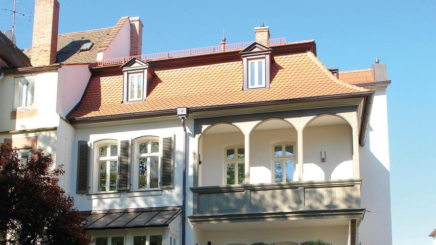 Die Lutzstraße im 1899 eingemeindeten Nürnberger Stadtteil Schoppershof ist geprägt von Vorstadtvillen aus der Zeit um 1900. Wie die meisten der Häuser der unmittelbaren Umgebung ist das historische Wohnhaus Nr. 6 als Doppelhaus angelegt. Der Massivbau wurde 1899/1901 im späthistoristischen Stil errichtet, der sich noch an weiteren der individuell gestalteten Bauten der Straße wiederfindet. Die Doppelhaushälfte war beim Erwerb durch die jetzigen Eigentümer sehr renovierungsbedürftig. Nicht fachgerechte Ein- und Anbauten hatten zu bauphysikalischen Schäden geführt, außerdem ruinierte ein katastrophaler Wasserrohrbruch im Obergeschoss einige originale Decken. Die Eigentümer beschlossen, das bauzeitliche Aussehen des Gebäudes anhand von Fotovorlagen und Bauplänen zu rekonstruieren, anstatt das Haus abzureißen. So wurde die Dachkonstruktion ertüchtigt, das Dach neu gedeckt und Gauben nach altem Plan rekonstruiert. Die gartenseitigen Anbauten hat man durch zum Bestand passendere ausgetauscht bzw. die erhaltenswerte Bausubstanz repariert. Zugunsten denkmalgerechter Holzfenster wurden die Fenster gewechselt und mit Läden ergänzt. Die Fassade wurde saniert und neu gefasst. Auch der auffällige Baudekor über dem Eingang konnte rekonstruiert werden. Mit gleicher Sorgfalt wurden alle noch erhaltenen Elemente im Inneren - soweit möglich - aufgearbeitet.