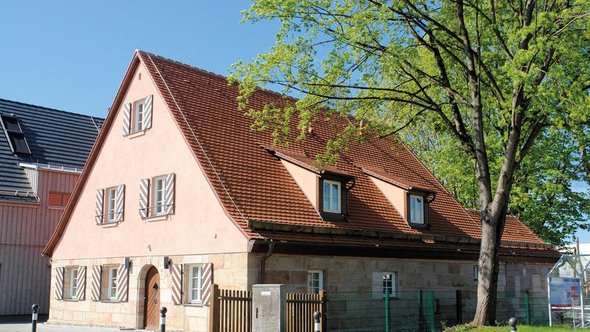 Lange wurde das giebelständige, günstig an der Hauptstraße im Nürnberger Ortsteil Fischbach gelegene Gebäude als Gasthaus genutzt. Das ehemalige Wohnstallhaus mit seinem für die Gegend typischen eingeschossigen, gedrungenen Baukörper ist dendrochronologisch auf das Jahr 1559 datiert. Die Inschrift 1768 über der Eingangstüre geht wahrscheinlich auf einen Umbau zurück, bei dem das Fachwerk im Erdgeschoss durch Sandsteinquaderwerk ersetzt wurde. Im 20. Jahrhundert wurde schadensbedingt auch das Giebelfachwerk des Satteldachbaus durch Vollziegelmauerwerk ersetzt. In den 1970er Jahren wurden weitere, die Substanz stark beeinträchtigende Umgestaltungen vorgenommen. Durch langen Leerstand war das Haus zuletzt massiv heruntergekommen. Das historische Wohnstallhaus wurde generalsaniert und anstelle einer alten Scheune ein neues Nebengebäude errichtet. Bei der Renovierung des Außenbaus wurde viel Wert auf den Substanzerhalt gelegt. Im Inneren hat man versucht, die gravierenden Eingriffe in die charakteristische Grundstruktur des Wohnstallhauses zu beheben. In Vorbereitung für die zukünftige Nutzung als Kindertagesstätte wurden notwendige Modernisierungen und schonende Modifizierungen durchgeführt. Denikmalschonend wurden alle Versorgungseinrichtungen im Nebengebäude untergebracht. Der Bezirk Mittelfranken findet, dass die Sanierung das Ortsbild Fischbachs immens aufwerte. Die Lösung des Neubaus eines Nebengebäudes, das an für den Nürnberger Raum typische Scheunen, die meist deutlich größer waren als das eigentliche Wohngebäude, angelehnt ist, findet der Bezirk sehr gelungen.