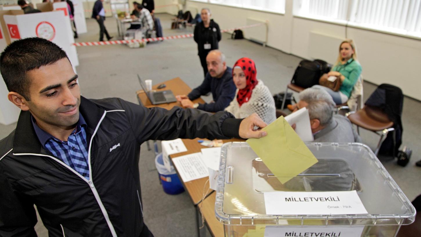Die Bundesregierung habe 13 türkische Wahllokale genehmigt - unter anderem auch in Nürnberg. (Archivbild) Die Bundesregierung habe 13 türkische Wahllokale genehmigt - unter anderem auch in Nürnberg. (Archivbild)