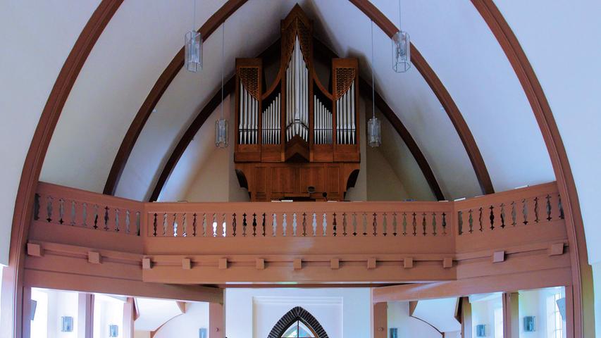 In Oberweihersbuch bei Stein steht die evang.-luth. Pfarrkirche St. Jakobus, die 1928 unter der Leitung des Ansbacher Architekten Hans Pylipp (1863–1945) gebaut wurde. Das schlichte Äußere der kleinen Saalkirche mit einem mittig angeordneten Turm wird von der Extravaganz eines hohen spitzbogig-geschweiften Bohlenbinderdachs gebrochen, das der Kirche ihr besonderes Aussehen verleiht. Auch der zurückhaltend gestaltete Innenraum ist ganz auf die Wirkung der geschwungenen Dachform ausgerichtet, die durch sichtig gehaltene, farbig abgesetzte Bohlenrippen zusätzlich hervorgehoben wird. Nur der Chor mit dem Lanzettfenster über dem Altar setzt sich bewusst davon ab. Vor Beginn der notwendigen Außen- und Innensanierung wurde aufgrund der Bedeutung des Kirchenbaus eine restauratorische Befunduntersuchung in Auftrag gegeben. Schäden am Dach erforderten Handlungsbedarf, die Statik war zwar noch nicht in Gefahr, jedoch waren einige Balken morsch und mehrere Konstruktionslatten überlastet. Der Putz wies Risse auf und war abgeplatzt und auch der Innenraum benötigte eine sensible Überarbeitung, da hier unsachgemäße Eingriffe das künstlerische Erscheinungsbild des Baus beeinträchtigt hatten. Bei der Behebung der Schäden wurde das Dach mit einem Unterdach versehen und neu eingedeckt. Auch der Außenputz ist saniert und mit Mineralfarbe neu gefasst worden. Bauelemente wie Türen, Fenster und Treppen wurden repariert. In Absprache mit den Behörden hat man zeitgemäße Anpassungen wie die Schaffung eines barrierefreien Zugangs, den Austausch der alten Heizungsanlage und eine Neukonzeption der Beleuchtung vorgenommen. Der Kircheninnenraum erhielt durch die Fassung der verputzten Flächen in ockerfarben sowie der Holzteile in rötlichbraun statt grün seine ursprüngliche Farbwirkung zurück. Bei der sehr guten und denkmalpflegerisch äußerst qualitätsvollen Sanierungsmaßnahme wurde weitestgehend der Originalzustand von 1928 wiederhergestellt. Damit ist dieses außergewöhnliche Beispiel der Kirchenbaukunst des 20. Jahrhunderts, das sich durch seine Dachkonstruktion aus quer verspannten Bohlenrippen auszeichnet, wieder architektonisch differenziert erlebbar.