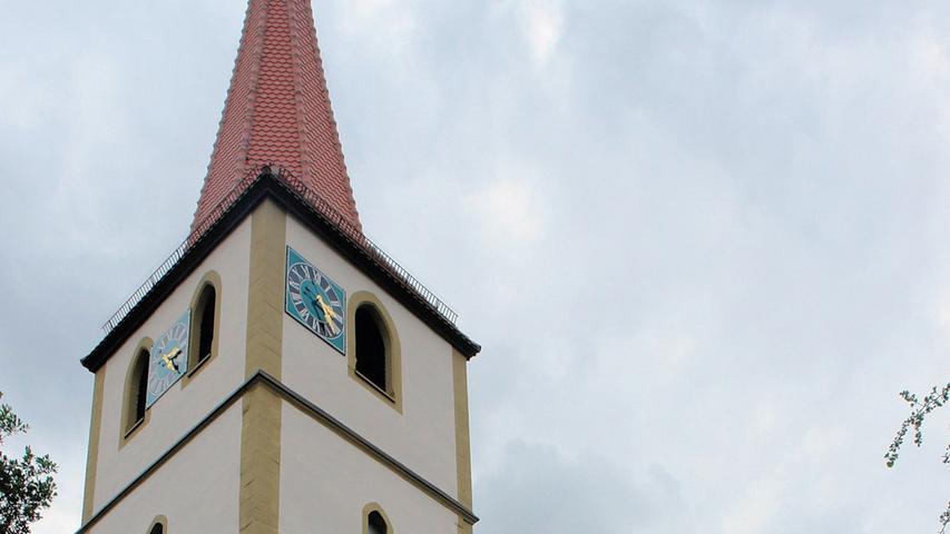 Weitgehend unbeachtet versteckt sich in der evangelisch-lutherischen Pfarrkirche in Geißlingen bei Ickelsheim ein umfangreicher Bestand mittelalterlicher Wandmalerei, der erst in den 1970er Jahren wiederentdeckt und freigelegt wurde. Zusätzlich birgt die spätmittelalterliche Chorturmkirche, die im 16./ 17. Jahrhundert umgebaut wurde, einen auf 1624 inschriftlich datierten Altar von Georg Brenck d. J., wahrscheinlich entstanden unter Beteiligung seines Vaters Georg Brenck d. Ä. Die bekannte Bildschnitzerfamilie stattete während des Dreißigjährigen Krieges einige Kirchen des mittel- und unterfränkischen Raums mit Altären, Kanzeln, Epitaphien und Taufsteinen aus. Auslöser für die durchgeführte Sanierung war die starke Verschmutzung durch Ruß, Staub und Schimmel im gesamten Innenraum. Bei einer eingehenden Untersuchung wurde deutlich, dass auch die Schäden am Dach sowie der desolate Zustand der Treppen und Böden des Turms dringenden Handlungsbedarf erforderten. Das umfangreiche Schadensbild reichte vom Sockel des Chorturms und der daran anschließenden, durchfeuchteten Sakristei bis hin zum Glockenstuhl mit dem korrodierten Uhrwerk. Außerdem hatte ein Blitzschlag 2013 die hohe Turmspitze, die Elektrik und die Sandsteinfassade beschädigt. In Abstimmung mit den Behörden wurde ein Konzept für die Sanierung erarbeitet, die mit Dach und Turm begann, anschließend an der Fassade und im Innenraum fortgeführt wurde.