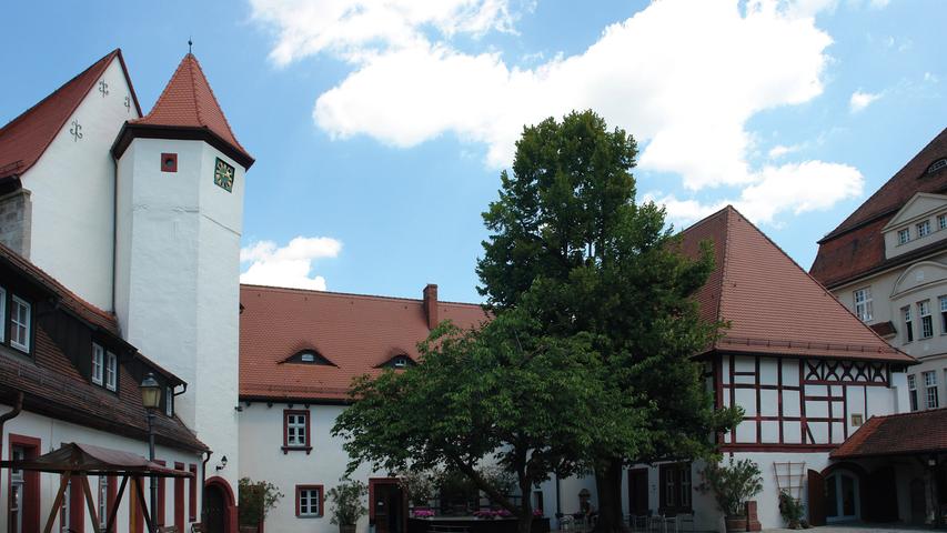 Markgraf Albrecht Achilles (1414–1486) ließ das Alte oder Innere Schloss in Neustadt an der Aisch bauen, das vor allem als Witwensitz seiner zweiten Frau, Anna von Sachsen (1437–1512), zu einem kulturellen Mittelpunkt der Region wurde. Das ehemalige Wasserschloss an der Nordecke der Stadtbefestigung ist ein in zahlreichen An- und Umbauphasen gewachsener Komplex. Im Wesentlichen setzt sich dieser aus einer zweigeschossige Dreiflügelanlage, einem Torbau und einem bastionsartigen Anbau mit einem Treppenturm zusammen.
 
 Der notwendig gewordene Austausch der Heizungsanlage markierte 2007 den Beginn einer großangelegten Sanierungsmaßnahme, die bis 2016 andauerte. Die hierbei durchgeführten Arbeiten lassen sich in ihrer Vielzahl kaum zusammenfassen, da an etlichen Stellen des baugeschichtlich bemerkenswerten Bestands Schäden zu finden waren. 
 
 Insbesondere in der Bastion gestaltete sich die Sanierung aufwendig. Hier war das Dach statisch instabil geworden. Die daraus resultierende Überlastung der Außenwände führte bis ins Erdgeschoss zu Folgeschäden. Nach der Reparatur der Dachkonstruktion konnte eine innovative Lösung zur Entlastung der darunterliegenden Gewölbedecke gefunden werden. Eine Mittelwand wurde mit einem neuen Hängesprengwerk direkt ans Dach gehängt. Spannanker halten die Außenecken zusammen und nehmen die Last des neuen Dachtragwerks auf. Neuzeitliche, auf die unterschiedlichen Nutzungen des Schlosses zurückzuführende Einbauten wurden rückgebaut und der Grundriss bereinigt. Die gebrochenen Stufen der Treppenspindel im Turm wurden mit einem stählernen Korsett fixiert und die Spindel stabilisiert. Zahlreiche Fenster sind, wo es der Erhaltungszustand erlaubte, aufgearbeitet oder nach Vorbild erneuert worden. Im Zuge der Maßnahme hat man an den Wänden der Bastion auch barocke Wandmalereien von etwa 1730 gefunden, die restauriert und freigelegt wurden. Weitere denkmalpflegerisch einwandfreie Maßnahmen standen in Zusammenhang mit der zukünftigen musealen Nutzung.
 
 Insgesamt ist die anspruchsvolle Komplettsanierung mit bestem Materialeinsatz und restauratorisch hervorragendem Ergebnis gemeistert worden. Mit der Konzentration verschiedener Museen – des Markgrafen-, des Karpfen-, und des Siebenermuseums – sowie eines attraktiven Museumscafés ist das Schloss in Neustadt an der Aisch zu einem neuen kulturellen Zentrum geworden.