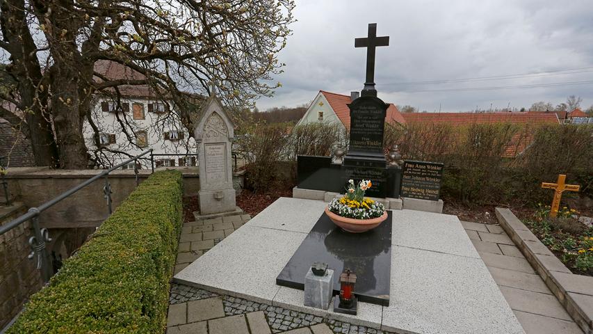 Die Grabstätte der Brauerei-Familie Winkler liegt übrigens exakt über dem Bierkeller. Die Ahnen von Hanns Konrad Winkler ließen sich bewusst dort zur letzten Ruhe betten.