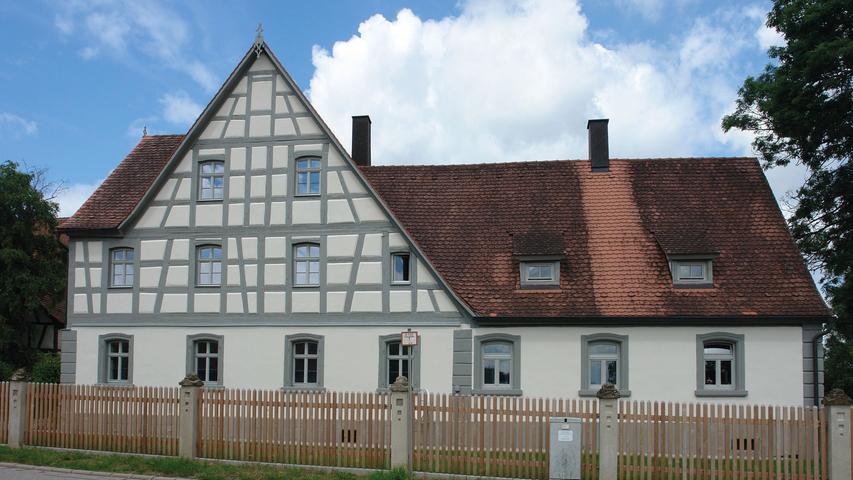 Wenn zum Beispiel Holz in Böden, Dachstühlen oder Fachwerk verbaut wird, bleibt der Kohlenstoff dort für viele Jahrzehnte gespeichert. Mehr als 50,5 Millionen Tonnen Kohlendioxid sollen insgesamt in Bayern in Holzprodukten stecken, viele auch in kurzlebigeren wie Frühstücksbrettern oder Büchern.
 6,9 Millionen Tonnen werden laut LWF pro Jahr durch Substitution eingespart, wenn also zum Beispiel Holz- statt Aluminiumfenster eingesetzt werden, wenn man Tische, Fußböden oder Wände aus Holz fertigt statt aus Glas, Stahl, Beton oder Ziegeln.