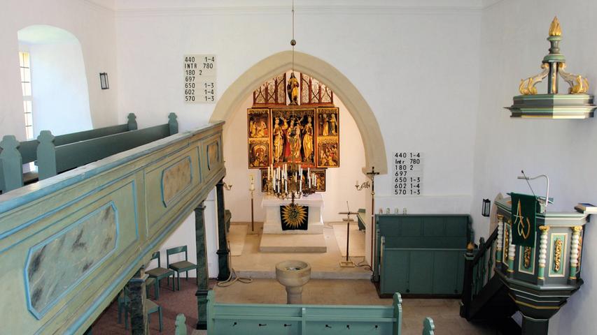 Prägend für den kleinen Ort Kleinweisach ist die evangelisch-lutherische Marienkirche mit ihrem charakteristischen Kirchturm. Die Chorturmanlage zeichnet sich durch ihr fachwerksichtiges, über das Satteldach des Langhauses ragendes Turmobergeschoss mit hohem Spitzhelm aus. Zum Großteil stammt der Bau aus der 2. Hälfte des 15. Jahrhunderts, mit mehreren Aus- und Umbauten vor allem im Laufe des 18. Jahrhunderts, was sich an der Gestaltung des Innenraums deutlicher ablesen lässt. Der qualitätsvolle spätgotische Marienaltar blieb dabei – bis auf wenige Eingriffe während der unterschiedlichen Renovierungsphasen in den verschiedenen Jahrhunderten – erhalten. Im Zeitraum von 2012 bis 2015 sind umfassende Sanierungsmaßnahmen durchgeführt worden, die das Fundament und das Mauerwerk, die Fenster, den gesamten Innenraum mit Altar sowie den Turm betrafen. Bei der aufwendigen Turmsanierung mussten das Fachwerk und die einzelnen Gefache des Obergeschosses gesichert und repariert, durch Schädlings- und Pilzbefall entstandenen Schäden in den Fachwerkelementen behoben sowie die Gesimsverblechungen erneuert werden. Zudem wurde das Mauerwerk drainagiert und mineralisch abgedichtet, um erneuten Feuchtigkeitsschäden vorzubeugen. Im Inneren wurden die Wandflächen neu verputzt und gestrichen. Auch der Marienaltar wurde gereinigt und restauriert. Sensible Umgestaltungen im Altarraum und die Ergänzung durch weitere liturgische Ausstattungsgegenstände ergeben zusammen mit dem vorreformatorischen Altar nun ein wirkungsvolles Ganzes. 
 
 Wie sehr das Gebäude im Bewusstsein des Ortes verankert und wie hoch daher das Interesse an der Erhaltung dieses Baudenkmals (und seiner Funktion) ist, zeigen die zahlreichen Spenden, die durch unterschiedlichste Aktionen eingeworben werden konnten, und die nicht selbstverständliche Bereitschaft von vielen Kleinweisachern, an der Renovierung durch Eigenleistung aktiv unterstützend mitzuwirken. Die auf äußerst denkmalgerechtem Niveau und nachhaltig durchgeführte Sanierung der Marienkirche ist als vorbildhaft zu würdigen und wird der Bedeutung des Baus in jeder Hinsicht gerecht – als historisches wie lebendiges Zentrum von Kleinweisach.