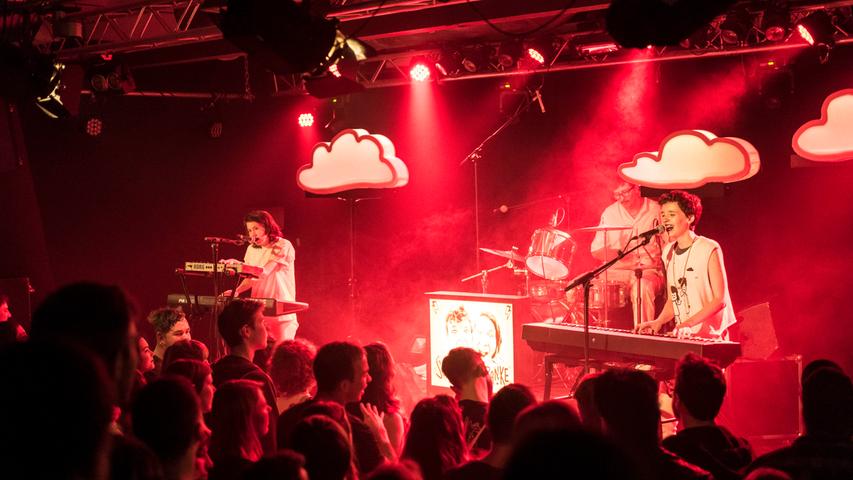 Gekicher und der Blick in Abgründe: In der E-Werk-Clubbühne hat die Mädels-Band „Schnipo Schranke“ ihre Fans begeistert.