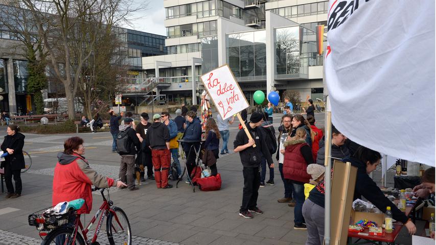 E-Werk-Mitarbeiter demonstrierten auf dem Rathausplatz für bessere Löhne