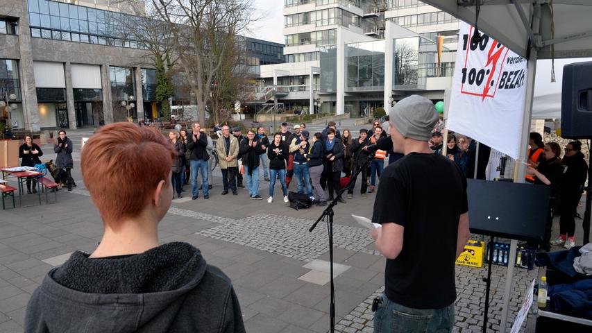 E-Werk-Mitarbeiter demonstrierten auf dem Rathausplatz für bessere Löhne