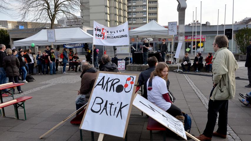 E-Werk-Mitarbeiter demonstrierten auf dem Rathausplatz für bessere Löhne