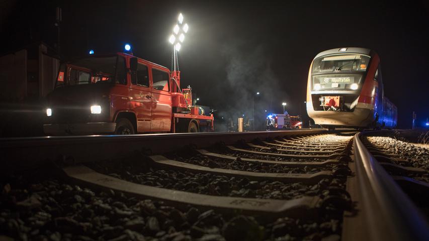 Autofahrerin übersieht Zug an unbeschranktem Bahnübergang 