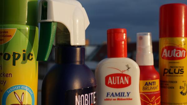 ... man rüstet sich gerade im Freien mit Repellentien (Abwehrmitteln). Diese gibt es zum Aufsprühen oder Einreiben.