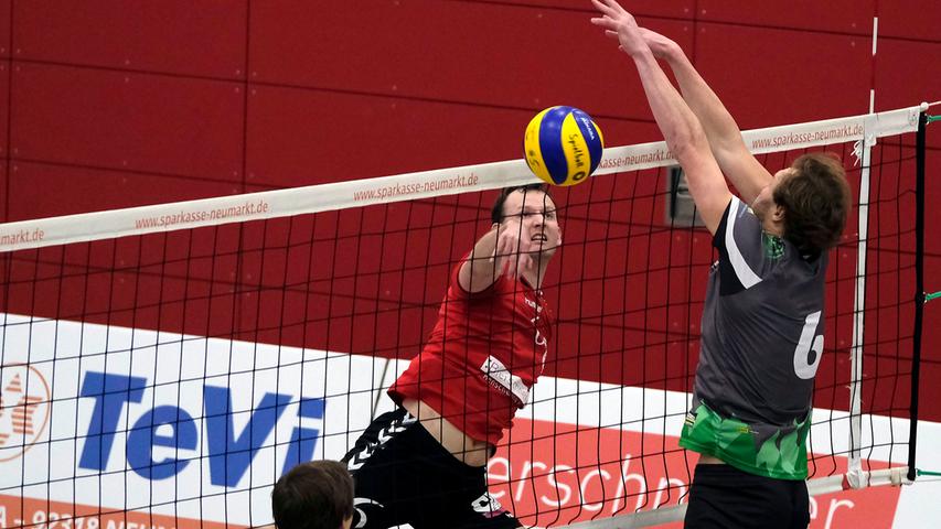 Die Volleyballer des ASV Neumarkt (rot) unterlagen in ihrem letzten Heimspiel der Saison der VGF Marktredwitz knapp mit 2:3.
