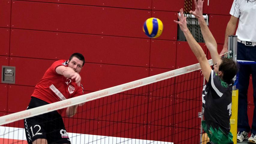 Die Volleyballer des ASV Neumarkt (rot) unterlagen in ihrem letzten Heimspiel der Saison der VGF Marktredwitz knapp mit 2:3.