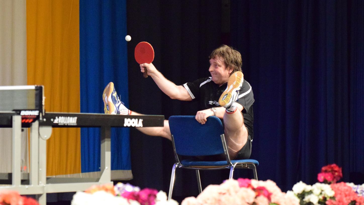 Ping-Pong-Spieler Jindrich Pansky sorgte mit seinen Einlagen für Unterhaltung bei der Sportlerehrung in der Gunzenhäuser Stadthalle.