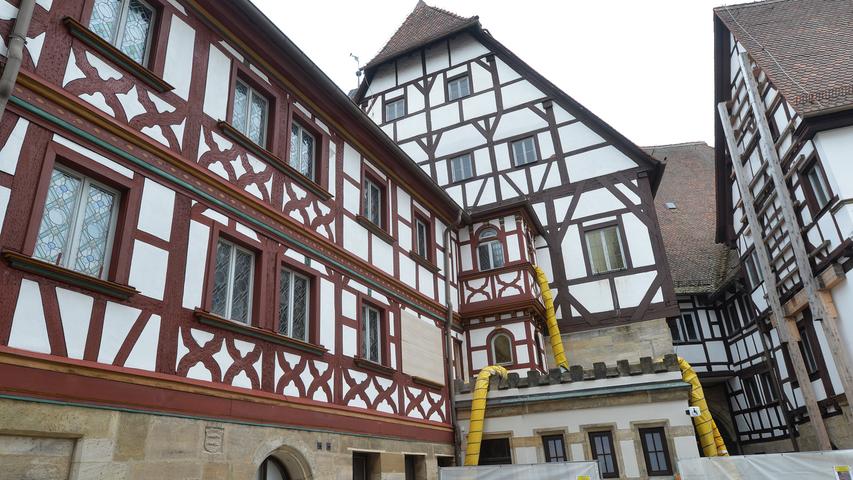 Der Faktor Zeit solle dabei nicht aus den Augen verloren werden, heißt es weiter: "Das historische Rathaus Forchheim soll zügig einer erneuten Nutzung zugeführt werden."