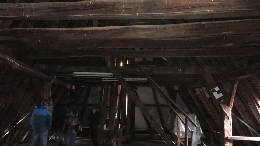 Auch das Holz im Dachboden des Forchheimer Rathauses wurde scheinbar damit behandelt.