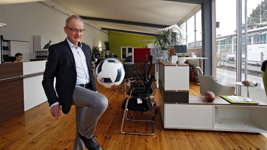 Duodomi-Geschäftsführer Jochen Wurm jongliert mit einem Ball. Er vertreibt moderne Büromöbel, mit denen die Benutzer fit bleiben sollen.