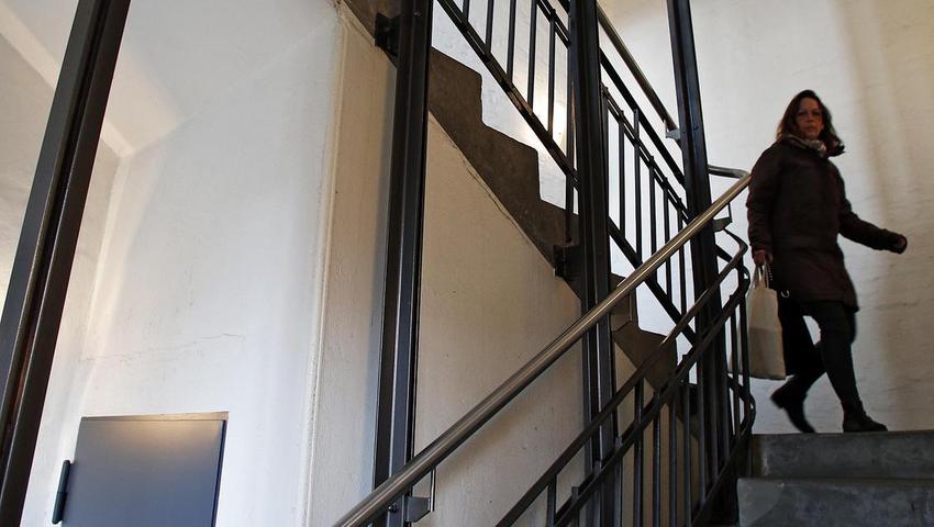 Eine martialische Eisenkonstruktion wurde eingebaut, weil der originale Handlauf zu niedrig war. Jetzt entspricht er zwar den Vorschriften, doch schöner ist das Treppenhaus dadurch nicht geworden.