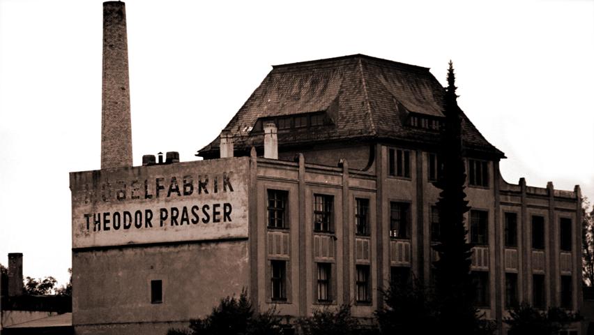 Das auffällige Gebäude der Möbelfabrik Theodor Prasser war weithin sichtbar. Der hohe Kamin wurde erst vor einigen Jahren gesprengt.