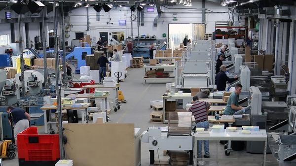 Bei den Onlineprinters können sich die Mitarbeitenden besonders freuen: Sie erhalten an Weihnachten 100 Prozent ihres Gehalts noch einmal obendrauf. Zusätzlich zahlt die Firma auch Urlaubsgeld.