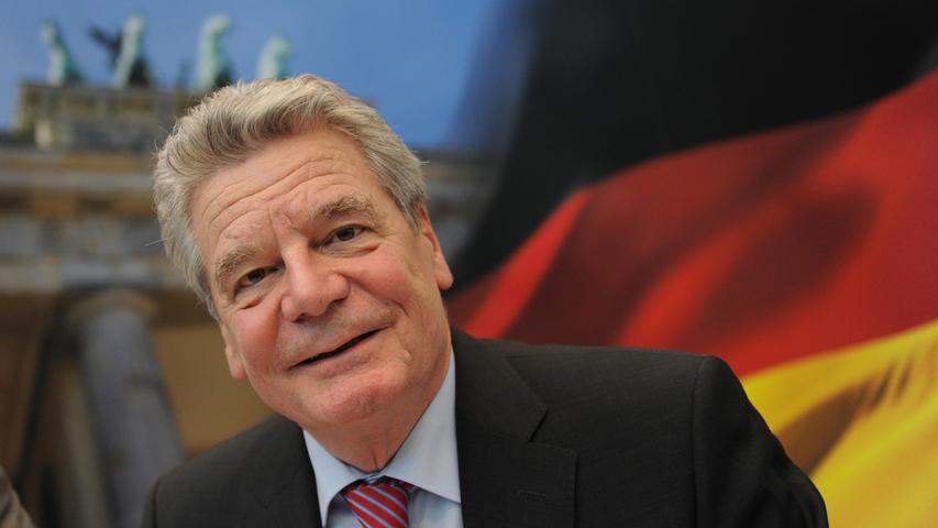 Gauck geht nicht gerne. Das bekannte er öffent­lich. Wäre er noch im Alter von Ange­la Merkel (62), dann wäre er wohl noch für eine zweite Amtszeit angetre­ten, sagte er. Doch am Ende wäre er dann 82 Jahre alt gewesen.